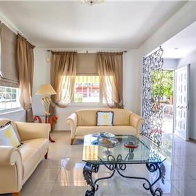 4 bedroom villa with pool close to beach on Akrotiri peninsula, sleeps 8